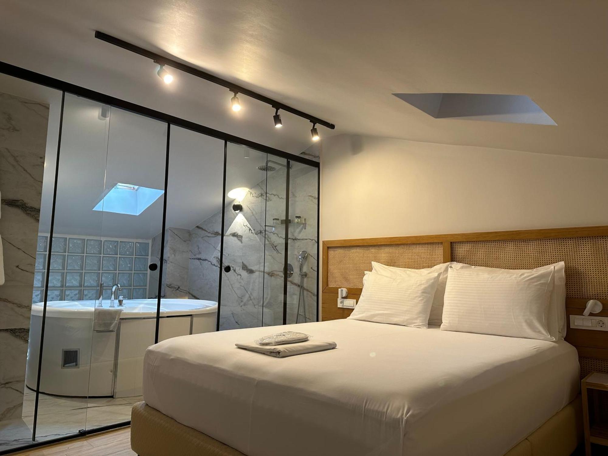 Belle Athenes - Luxury Rooms At Monastiraki Railway Station Bagian luar foto